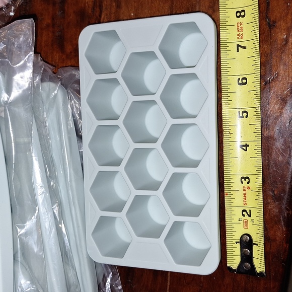 🧊 Silicone ice cube tray. Set of 2. Hexagon large cubes. With lid. Light green. - Picture 5 of 6